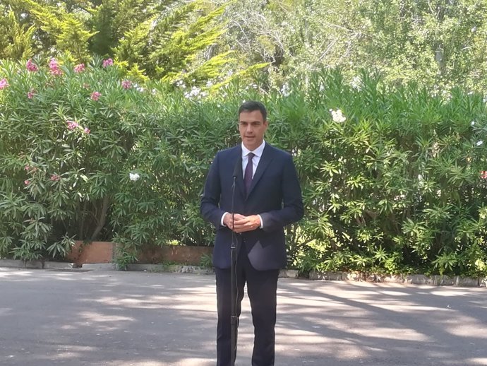 El presidente del Gobierno, Pedro Sánchez, atiende a los medios en Marivent