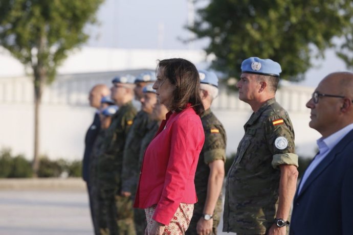Margarita Robles con las tropas en el Líbano