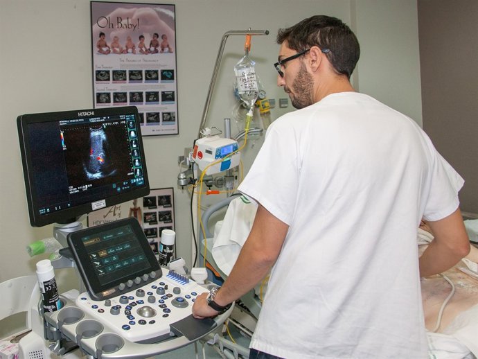 Un sanitario maneja un ecógrafo
