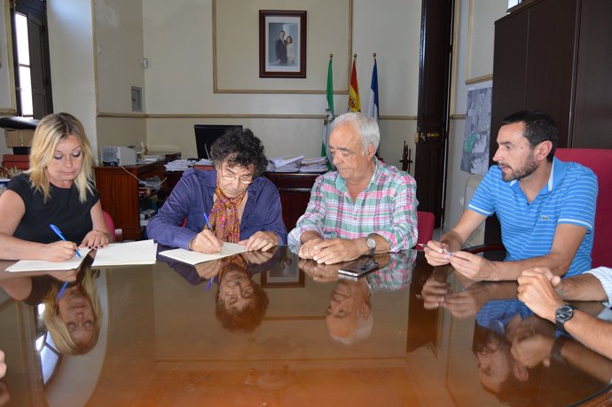 El comunicador Jesús Quintero firma un acuerdo con el Ayuntamiento de San Juan.