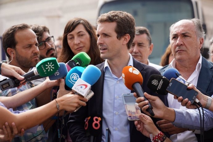 Pablo Casado atiende a los medios de comunicación duranta su visita a Algeciras.