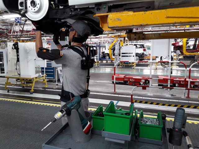 Traballador cun exoesqueleto na planta de Vigo