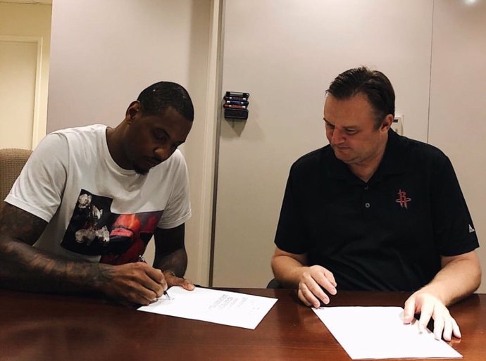 Carmelo Anthony firma su contrato como nuevo jugador de los Rockets