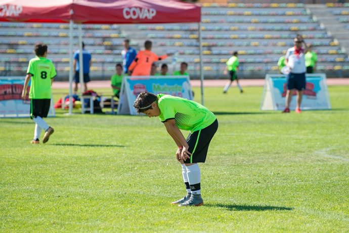 Niño practicando deporte, fútbol