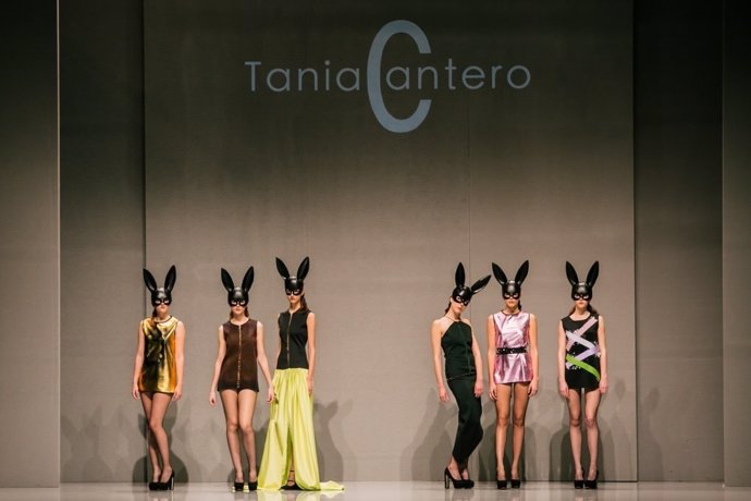 Algunos de los diseños de de la joven andaluza Tania cantero en un desfile