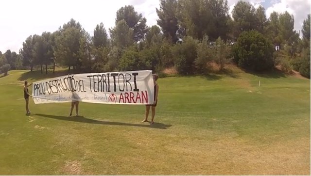 Arran despliega una pancarta en un campo de golf y en la reserva del Toro contra el 'turismo de élite'