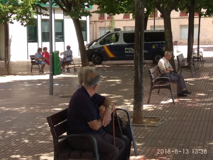 Jóvenes imputados al rociar con nata a un anciano en Logroño