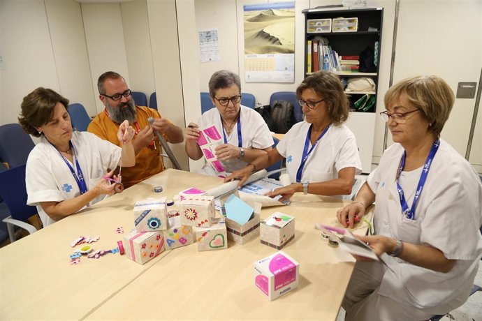 Profesionales de Obstetricia del Vall d'Hebron con las cajas 'Un poco de ti'