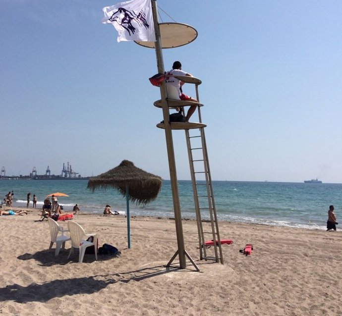 Bandera blanca de advertencia de medusas