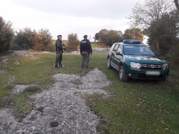 Dos agentes rurales de la Generalitat controlando una zona de caza