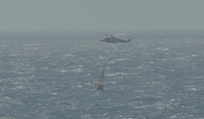 Avión Helimer 206 de Salvamento Marítimo entregando motobomba al velero