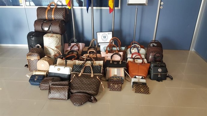 Material falsificado incautado por la Policía Local de Son Servera