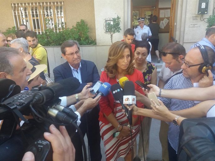 La delegada Inmaculada Oria atiende a los medios 