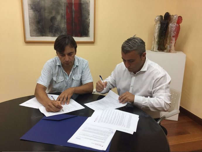 El conseller Mirales y el alcalde de Inca, firmando el convenio económico