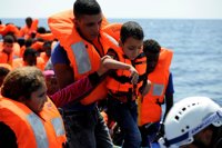 El 'Aquarius' atracará en Malta y sus migrantes serán repartidos entre cinco países, entre ellos España