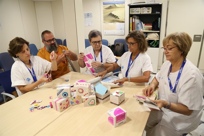 Professionals d'Obstetrícia de Vall d'Hebron amb les caixes 'Una mica de tu'
