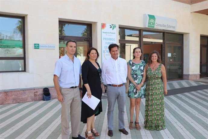 Crespo y Góngora a las puertas del Hospital de Poniente, en El Ejido