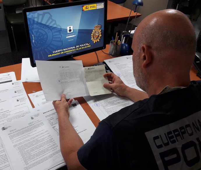Un agente de la Policía Nacional estudia movimientos bancarios tras la denuncia