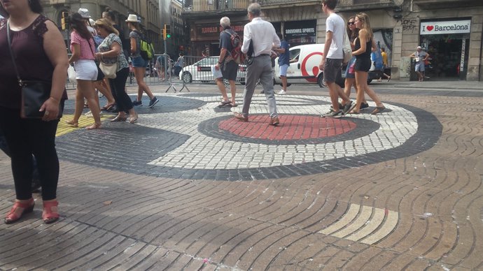 Mosaic de Joan Miró de la Rambla després de retirar el memorial de l'atemptat