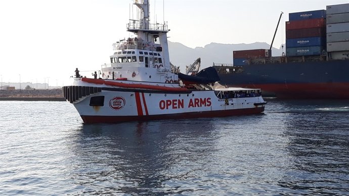 Buc 'Open Arms' a la seva arribada al moll de Crinavis