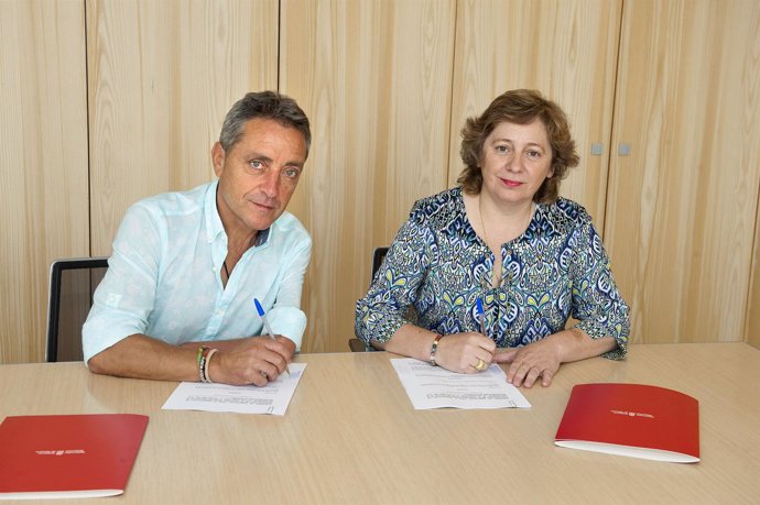 La consejera y el alcalde de Carcastillo firman el convenio