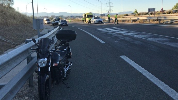 Un motorista pierde el control del vehículo 