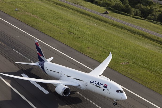Avión LATAM Boeing 787 Dreamliner despegando