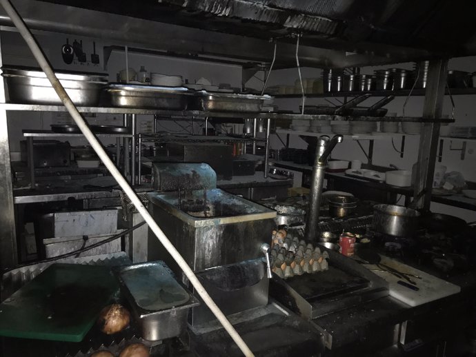 Cocina incendiada en el restaurante Entrepuentes de Logroño