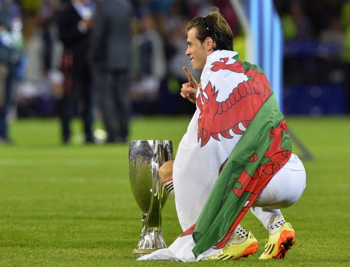 Gareth Bale poses with the trophy after winning the UEFA SuperCup