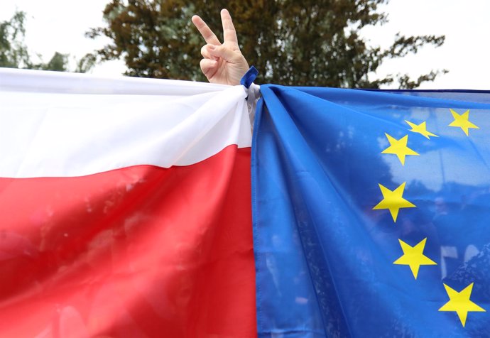 Banderas de Polonia y la Unión Europea