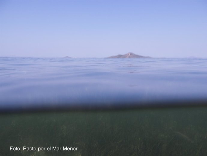 Imagen del Mar Menor con la Isla del Barón al fondo