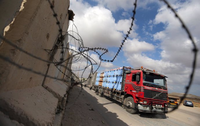 Un camión con productos comerciales llega al paso de Kerem Shalom con Gaza
