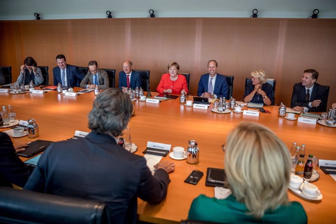 Angela Merkel preside la reunión de su Gobierno en Berlín