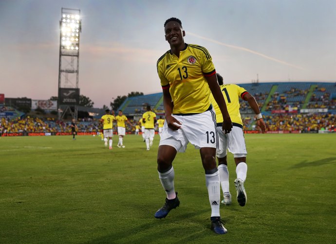 Yerry Mina jugando con Colombia