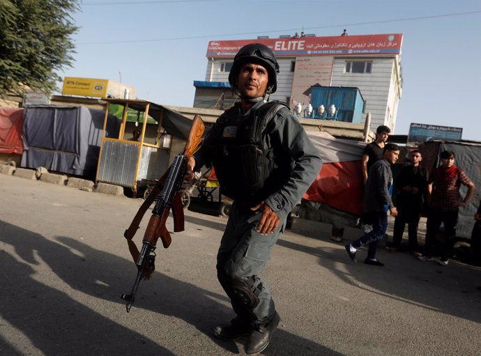 Policía afgano en el atentado suicida contra un centro educativo de Kabul