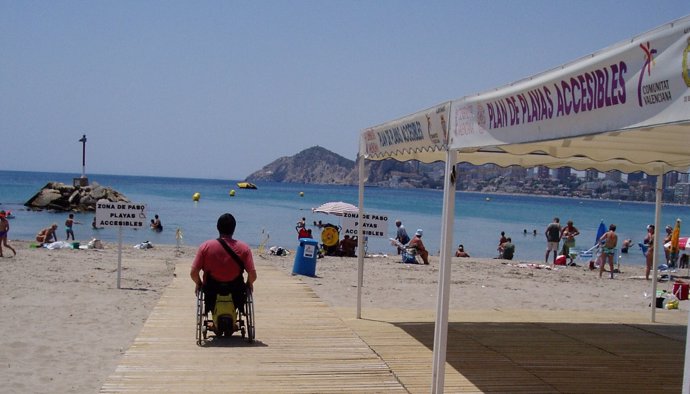 Discapacitado en una playa española