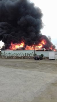 Un incendio afecta a un chiringuito en el paseo marítimo de Torre del Mar, en Vélez-Málaga
