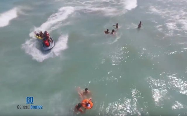 Rescate de unos bañistas por un dron