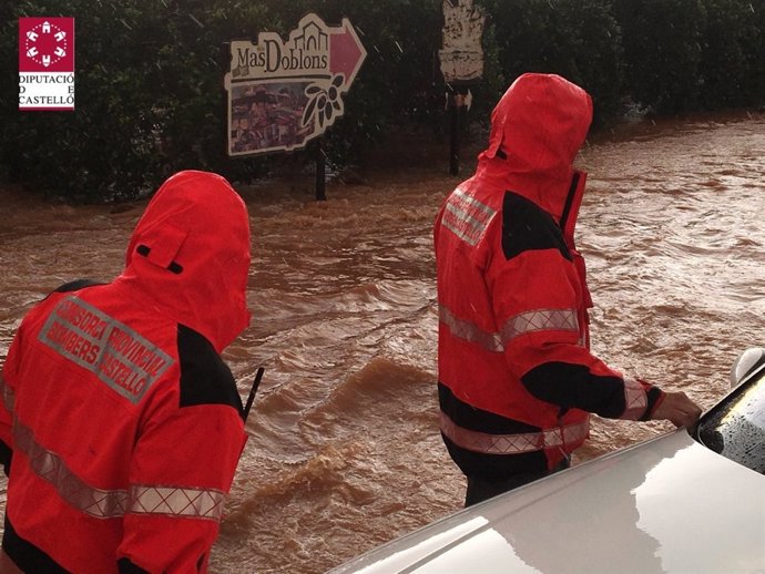 Bomberos actuando durante la madrugada en Castellón