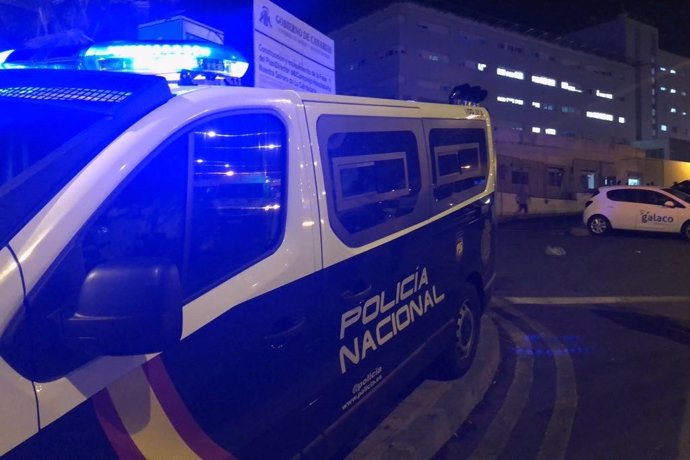 Furgón de la Policía Nacional en el exterior del Hospital La Candelaria