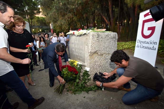 Ofrenda floral a Federico García Lorca y las víctimas del franquismo
