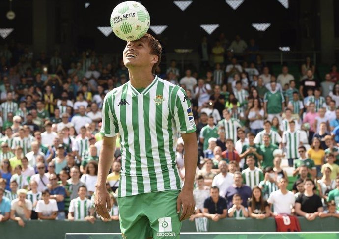 Takashi Inui juega con el balón en su presentación en el Benito Villamarín
