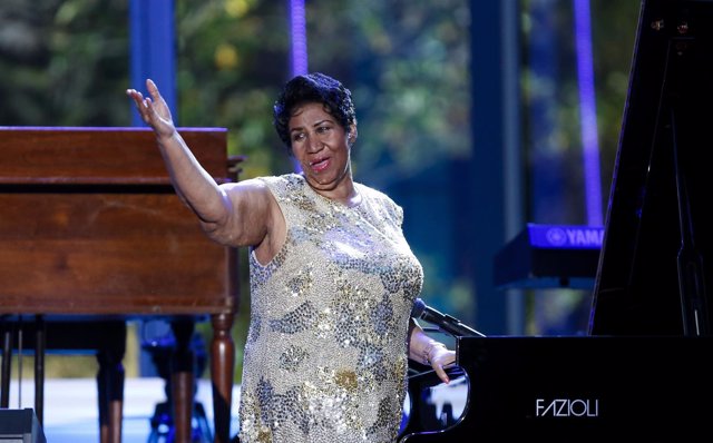 Aretha Franklin waves after her performance at the International Jazz Day Concer