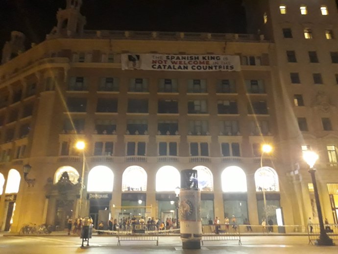 Pancarta contra Felipe VI en Plaza Cataluña