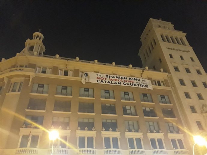 Pancarta contra el Rey en la plaza Catalunya