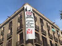 Colocan una pancarta con una imagen de Felipe VI con el Rey saudí y una 'estelada' en La Rambla
