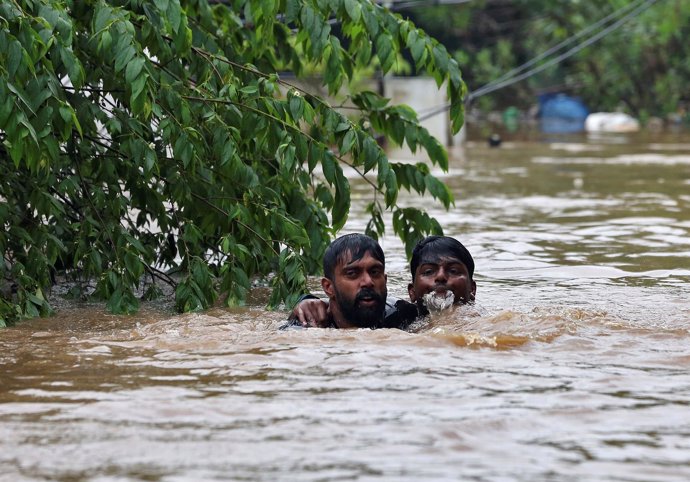 Un hombre rescata a otro en las inundaciones en Kerala