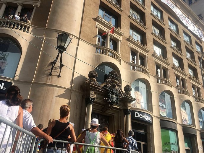 Protesta per una pancarta contra el rei en l'I aniversari de l'atemptat 17A