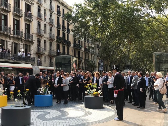 Colau, Torra, Torrent, Cunillera y Laura Masvidal, durante la ofrenda floral