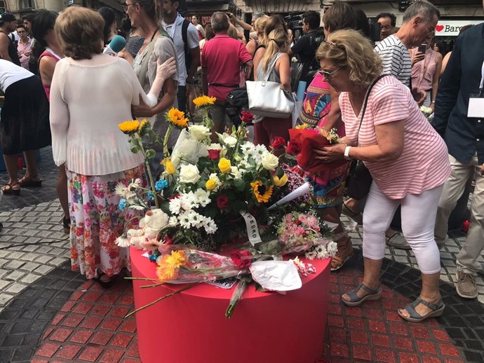 Ofrena de barcelonins per l'atemptat gihadista a Barcelona